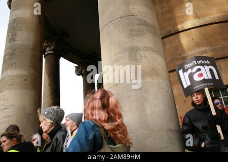 Eine Frau hält während der Demonstration ein Plakat. Aktivisten fordern "keinen Krieg Gegen den Iran" bei einer Demonstration und einem marsch, die von der Stop The war Coalition und Campaign for Nuclear Disarmament (CND) in London organisiert wird. Die Spannungen zwischen den USA und dem Iran stiegen in dieser letzten Woche nach der Ermordung des iranischen Militärbefehlshabers Qassem Suleimani durch einen amerikanischen Drohnenstreik in Bagdad am 3. Januar auf ihren höchsten Punkt seit der Geiselnahme von 1979 an. Suleimani, Führer der im Ausland operierenden Quds-Force-Division des Islamischen Revolutionären Garde-Corps (IRGC) des Iran, war einer der Chefarchitekten der iranischen Region Stockfoto