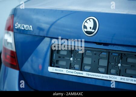Logo von Skoda auf einem Fahrzeug zu sehen. Stockfoto