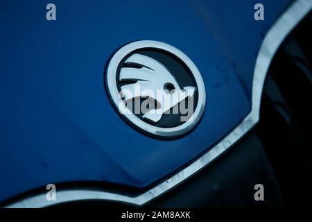 Logo von Skoda auf einem Fahrzeug bei einem Händler zu sehen. Stockfoto