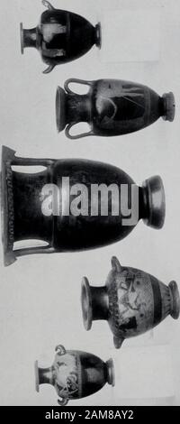 Illustrierter Katalog der Kunstschätze, die von dem bekannten Kenner, dem verstorbenen Cyrus JLawrence, Esq., New York, gesammelt wurden. Bove die Falte ihres Umhang thatcover ihr Haar ein kleiner hoher Hut von der gleichen Form wie der Petasosor Reisende Hut auf dem Kopf des Merkur, Aber ohne die Flügel.Sehr anmutig und schöne Figurine. Der Kopf wurde vom Körper getrennt und aufgesetzt, als die Figur gemalt wurde.Die Löcher in den unfertigen Rückseiten dieser Tanagras, wie sie genannt werden, dienten dem doppelten Zweck, das Innere des Tones im Ofen zu lüften und die Statuette bis zum Taumall zu hängen Stockfoto