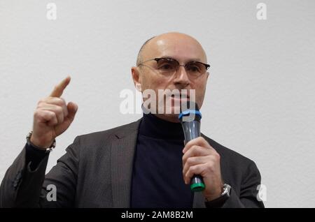 Yevhenii Dykhne, Präsident der Ukraine International Airlines (UIA), spricht während einer Pressekonferenz über den Flugzeugabsturz der ukrainischen Boeing 737-800 im Iran auf dem internationalen Flughafen Boryspil. Stockfoto