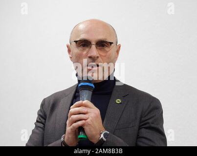 Yevhenii Dykhne, Präsident der Ukraine International Airlines (UIA), spricht während einer Pressekonferenz über den Flugzeugabsturz der ukrainischen Boeing 737-800 im Iran auf dem internationalen Flughafen Boryspil. Stockfoto