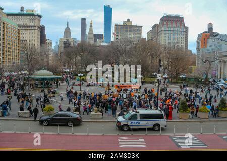 New York, Vereinigte Staaten. Januar 2020. Demonstranten versammelten sich heute auf dem Union Square in New York City und skandierten, um gegen die Tötung des iranischen Majors Qassem Soleimani zu protestieren, der im Irak durch einen US-Drohnenstreik ermordet wurde. (Foto von Ryan Rahman/Pacific Press) Credit: Pacific Press Agency/Alamy Live News Stockfoto