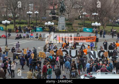 New York, Vereinigte Staaten. Januar 2020. Demonstranten versammelten sich heute auf dem Union Square in New York City und skandierten, um gegen die Tötung des iranischen Majors Qassem Soleimani zu protestieren, der im Irak durch einen US-Drohnenstreik ermordet wurde. (Foto von Ryan Rahman/Pacific Press) Credit: Pacific Press Agency/Alamy Live News Stockfoto