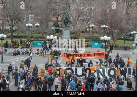 New York, Vereinigte Staaten. Januar 2020. Demonstranten versammelten sich heute auf dem Union Square in New York City und skandierten, um gegen die Tötung des iranischen Majors Qassem Soleimani zu protestieren, der im Irak durch einen US-Drohnenstreik ermordet wurde. (Foto von Ryan Rahman/Pacific Press) Credit: Pacific Press Agency/Alamy Live News Stockfoto