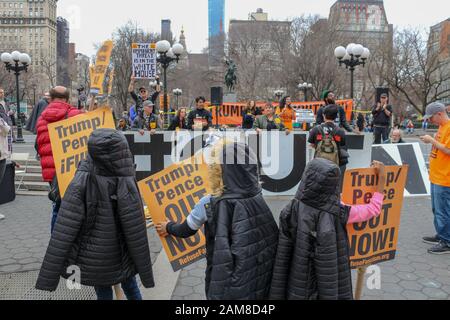 New York, Vereinigte Staaten. Januar 2020. Während der "Trump/Pence #OUTNOW!"-Kundgebung am Union Square in New York City am 11. Januar 2020 werden Demonstranten gegen Trump Zeichen halten. (Foto von Ryan Rahman/Pacific Press) Credit: Pacific Press Agency/Alamy Live News Stockfoto