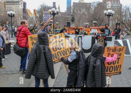 New York, Vereinigte Staaten. Januar 2020. Während der "Trump/Pence #OUTNOW!"-Kundgebung am Union Square in New York City am 11. Januar 2020 werden Demonstranten gegen Trump Zeichen halten. (Foto von Ryan Rahman/Pacific Press) Credit: Pacific Press Agency/Alamy Live News Stockfoto