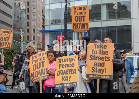 New York, Vereinigte Staaten. Januar 2020. Während der "Trump/Pence #OUTNOW!"-Kundgebung am Union Square in New York City am 11. Januar 2020 werden Demonstranten gegen Trump Zeichen halten. (Foto von Ryan Rahman/Pacific Press) Credit: Pacific Press Agency/Alamy Live News Stockfoto