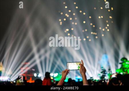 Zhuhai, China, November 2018. Die Menschen verwenden Mobiltelefone, um Lichtshows im Chimelong Ocean Kingdom aufzunehmen. Chimelong ist ein Freizeitpark Resort Stockfoto