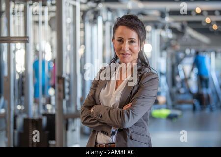 Brunnthal, Deutschland. Januar 2020. Renate Holland, Turnhallinhaberin, steht in ihrer Turnhalle. Der Betreiber mehrerer Fitnessstudios im Münchner Raum verklagte Yelp wegen seines Bewertungssystems. Sie behauptet, Kunden aufgrund einer schlechten Gesamtbewertung verloren zu haben. Kredit: Lino Mirgeler / dpa / Alamy Live News Stockfoto