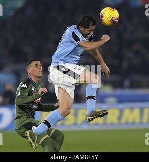 Rom, Italien. Januar 2020. Lazios Senad Lulic (R) tritt während eines Serie-A-Fußballspiels zwischen Lazio und Neapel in Rom, Italien, 11. Januar 2020 an. Credit: Augusto Casasoli/Xinhua/Alamy Live News Stockfoto