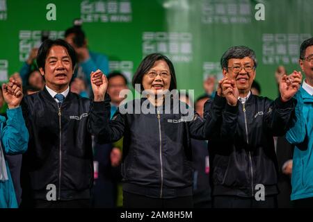 der taiwanesische präsident Tsai Ing-Wen (C) dankt ihren Anhängern bei der Siegeskundgebung nach der Wahl.Der taiwan-präsident Tsai Ing-wen hat bei der Präsidentschaftswahl 2020 einen Erdrutschsieg errungen, indem er sich über 57 % der Stimmen sicherte und ihren Hauptgegner Han Kuo-yu schlug, der nur 38 % der Stimmen sicherte. Stockfoto