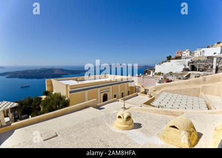 Stantorini: Blick auf die Insel Nea Kameni von der Kathedrale St. Johannes der Täufer in Fira. Griechenland Stockfoto