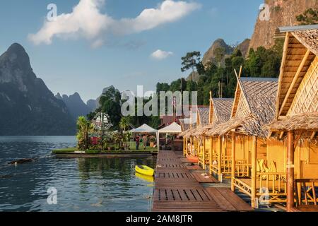 Raft Häuser auf Cheow Lan Lake in Khao Sok National Park Stockfoto