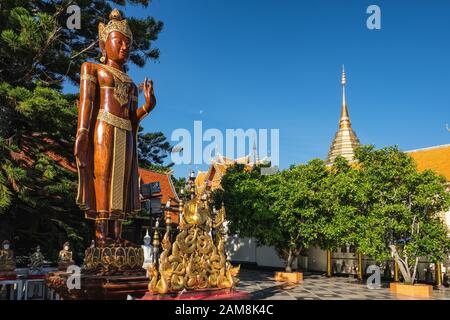 buddha aus Holz im Wat Phra That Doi Suthep Templ in Chiang Mai, Thailand Stockfoto