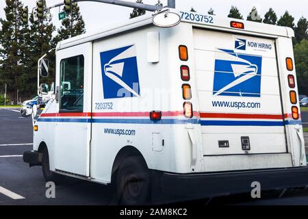 20. Dezember 2019 Sunnyvale/CA/USA - USPS-Fahrzeug wartet auf ein Stoppschild Stockfoto