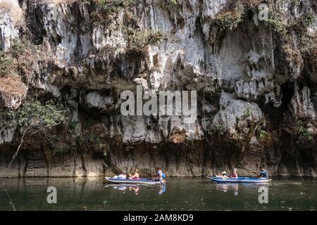 Nicht identifizierte Touristen paddeln Kajaktboote im Khao Sok National Park, Thailand Stockfoto