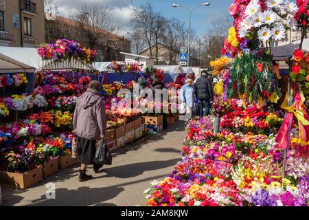 Künstliche Plastikblumen zum Verkauf am Vorabend des orthodoxen Urlaubs in Radunitsa, Brest, Weißrussland Stockfoto