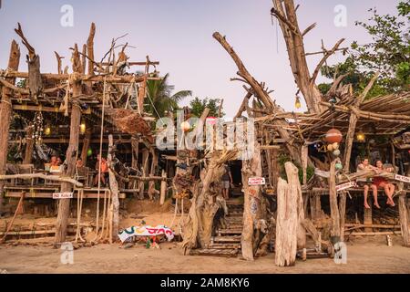 Berühmte Hippie Bar aus Treibholz auf Ko Phayam Insel Stockfoto