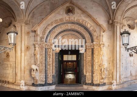 Radovans Portal der Kathedrale St. Lawrence in Trogir, Kroatien. Stockfoto