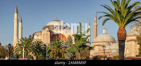 Schöner Panorama-Blick auf die Hagia Sophia in Istanbul, Türkei Stockfoto