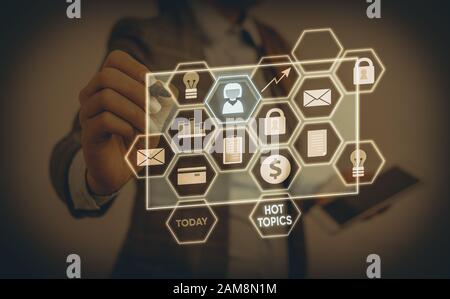 Konzeptionelle Hand schreiben Heiße Themen angezeigt. Konzept Bedeutung betrifft, die eine Menge angezeigt sind, Argumentieren und Diskutieren Stockfoto