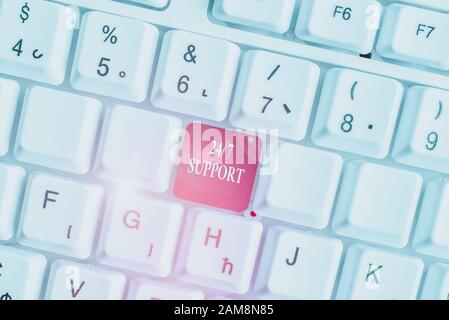 Text Zeichen angezeigt 24 oder 7 unterstützen. Business Foto text Hilfeleistung für Service den ganzen Tag und Nacht keine Ausfallzeiten Weiß pc-Tastatur mit leeren Hinweis Stockfoto