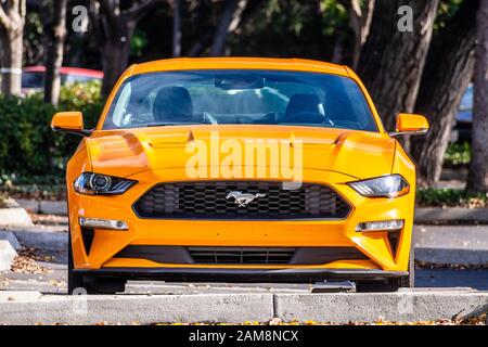 27. Dezember 2019 Mountain View / CA / USA - Frontalansicht des orangefarbenen Ford Mustang Gt ohne Nummernschild Stockfoto