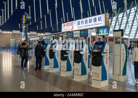 Shanghai, China, 5. März 2019. Der Check-in-Automaten am internationalen Flughafen Shanghai Pudong. Es ist einer von zwei internationalen Flughäfen Stockfoto