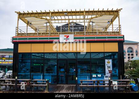 Jeju, Korea, 6. März 2019. Die 7-Eleven Convenience Stores sind tagsüber zu finden. 7-Eleven Inc. Ist eine japanische amerikanische internationale Kette von Unannehmlichkeiten Stockfoto