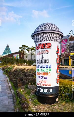 Jeju, Korea, 6. März 2019. Die Werbung des Karaoke-Ladens auf der Straße. Stockfoto