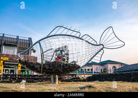 Jeju, Korea, 6. März 2019. Der große Fisch aus Eisen als Dekoration auf der Straße. Stockfoto