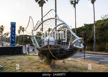 Jeju, Korea, 6. März 2019. Der große Fisch aus Eisen als Dekoration auf der Straße. Stockfoto