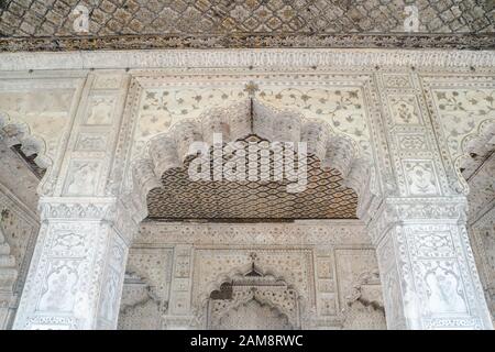 Eingelegten Marmor innerhalb von Spalten mit Bögen in der Halle des privaten Publikums- oder Diwan I Khas in Red Fort in Delhi, Indien Stockfoto