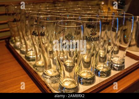 Jeju, Korea, 6. März 2019. Die Glasflaschen auf der Platte. Innenaufnahmen der Punch Lounge & Bar im Lotte Hotel Jeju. Stockfoto