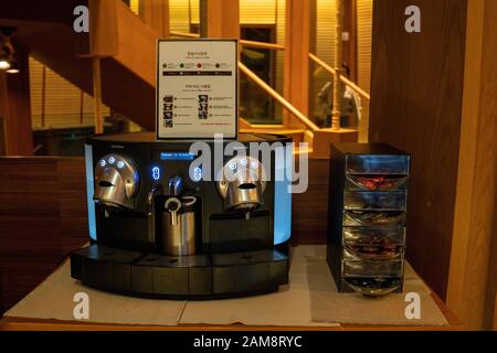 Jeju, Korea, 6. März 2019. Die Kaffeebar mit Selbstbedienung. Innenaufnahmen der Punch Lounge & Bar im Lotte Hotel Jeju. Stockfoto