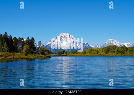 Auf der Suche über Snake River zu den schneebedeckten Teton Gipfel an einem schönen Tag. Stockfoto