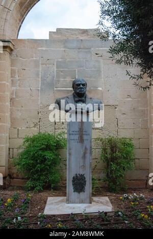 Büste von Winston Churchill. Die Gärten auf der oberen Ebene der St. Peter & Paul Bastion. Upper Barrakka Gardens, Valletta, Malta. Stockfoto