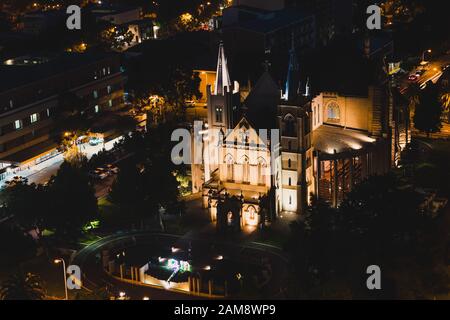 Perth, AUSTRALIEN - 24. Dezember 2019: Blick auf die St Mary's Cathedral in Perth CBD und Umgebung bei Nacht Stockfoto