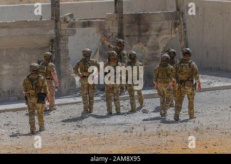 Spezialeinsatzsoldaten der 5th Special Forces Group (Airborne) untersuchen während der Abrissausbildung die Schäden und die Wirksamkeit verschiedener Breaching-Anklagepunkte. (USA Armeefoto des Personals Sgt. Justin Moeller, 5. SFG(A) Public Affairs Stockfoto