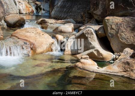 Fluss der Yunomine Onsen, der ältesten Onsenstadt Japans Stockfoto