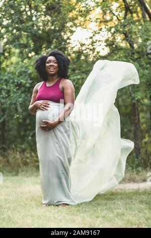 Porträt einer wunderschönen afrikanischen amerikanischen schwangere Frau Stockfoto