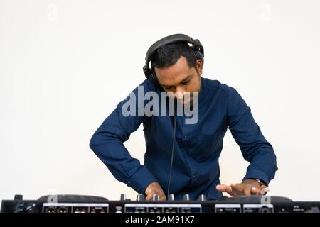 Männliche DJ-Musik auf weißem Hintergrund Stockfoto