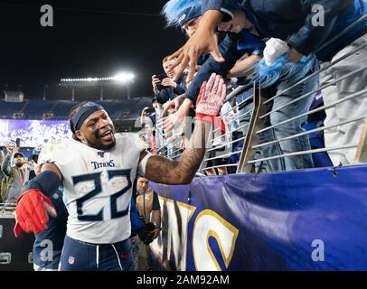 Baltimore, Vereinigte Staaten. Januar 2020. Tennessee Titans Running Back Derrick Henry (22) feiert mit Fans, nachdem die Titans am Samstag, den 11. Januar 2020, im Playoff-Spiel der Division im M&T Bank Stadium in Baltimore, Maryland die Baltimore Ravens 28-12 besiegt haben. Die Titans kommen nächste Woche zur AFC Championship. Foto von Kevin Dietsch/UPI Credit: UPI/Alamy Live News Stockfoto