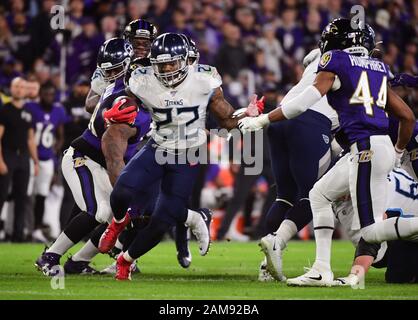 Baltimore, Vereinigte Staaten. Januar 2020. Tennessee Titans Running Back Derrick Henry (22) läuft am Samstag, 11. Januar 2020, gegen die Baltimore Ravens in ihrem Division-Playoff-Spiel im M&T Bank Stadium in Baltimore, Maryland. Foto von Kevin Dietsch/UPI Credit: UPI/Alamy Live News Stockfoto