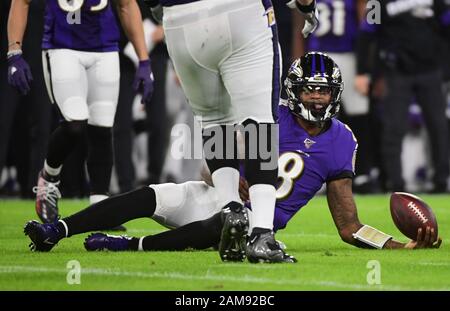 Baltimore, Vereinigte Staaten. Januar 2020. Baltimore Ravens Quarterback Lamar Jackson (8) ist langsam aufzustehen, nachdem er von den Tennessee Titans in ihrem Division Playoff-Spiel im M&T Bank Stadium in Baltimore, Maryland, am Samstag, 11. Januar 2020 entlassen wurde. Foto von Kevin Dietsch/UPI Credit: UPI/Alamy Live News Stockfoto