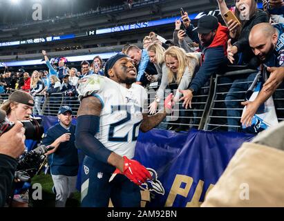 Baltimore, Vereinigte Staaten. Januar 2020. Tennessee Titans Running Back Derrick Henry (22) feiert mit Fans, nachdem die Titans am Samstag, den 11. Januar 2020, im Playoff-Spiel der Division im M&T Bank Stadium in Baltimore, Maryland die Baltimore Ravens 28-12 besiegt haben. Die Titans kommen nächste Woche zur AFC Championship. Foto von Kevin Dietsch/UPI Credit: UPI/Alamy Live News Stockfoto