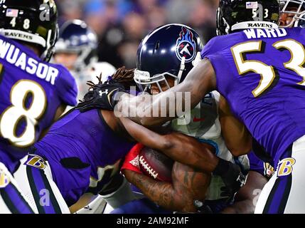 Baltimore, Vereinigte Staaten. Januar 2020. Tennessee Titans Running Back Derrick Henry (22) wird von der Verteidigung der Baltimore Ravens während des zweiten Viertels ihres Division Playoff-Spiels im M&T Bank Stadium in Baltimore, Maryland, am Samstag, 11. Januar 2020 gestoppt. Foto von David Tulis/UPI Credit: UPI/Alamy Live News Stockfoto