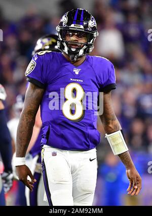 Baltimore, Vereinigte Staaten. Januar 2020. Baltimore Ravens Quarterback Lamar Jackson (8) reagiert nach einem Elfmeter während des vierten Viertels eines Division Playoff-Spiels gegen die Tennessee Titans im M&T Bank Stadium in Baltimore, Maryland, am Samstag, 11. Januar 2020. Tennessee gewann 28-12 und Fortschritte zur AFC-Meisterschaft. Foto von David Tulis/UPI Credit: UPI/Alamy Live News Stockfoto