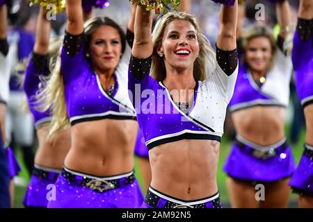 Baltimore, Vereinigte Staaten. Januar 2020. Baltimore Ravens Cheerleader treten während des dritten Viertels eines Division Playoff-Spiels gegen die Tennessee Titans im M&T Bank Stadium in Baltimore, Maryland, am Samstag, 11. Januar 2020 auf. Tennessee gewann 28-12 und Fortschritte zur AFC-Meisterschaft. Foto von David Tulis/UPI Credit: UPI/Alamy Live News Stockfoto